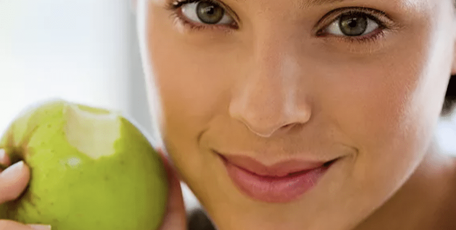 lady holding a green apple
